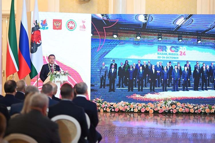    «Сегодня в преддверии праздников мы по доброй традиции чествуем людей, которые вносят большой вклад в процветание Татарстана и его столицы».   
Фото: kzn.ru