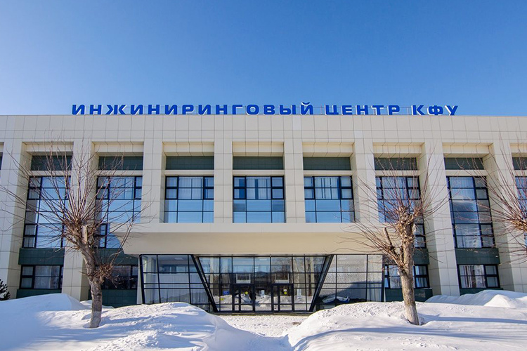    Абдулаев обучался в НЧИ КФУ с 2017 по 2022 годы. В своих показаниях Абдулаев говорит, что у него возникла задолженность по предмету профессора. Он оставался на «допку», а после третьего неудачного раза он якобы заплатил Макарову за сдачу экзамена 2 тыс. рублей.   
Фото: «БИЗНЕС Online»