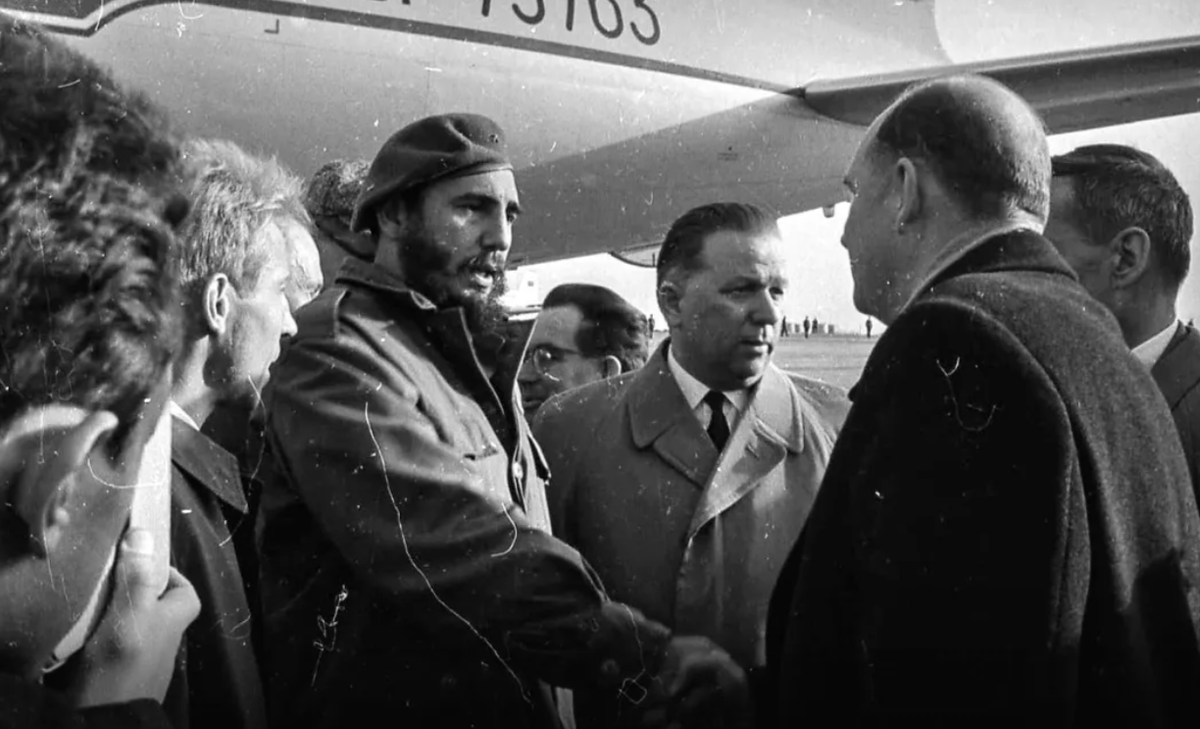 Встреча Фиделя Кастро на возле трапа самолета