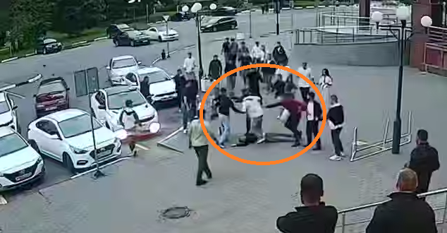    По неподвижно лежащему после удара исподтишка Арсению толпа бандитов топталась ногами - били в голову и грудь // Скриншот видео с камеры наблюдения