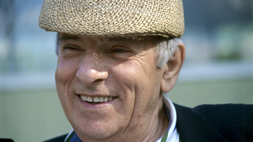     Пётр Тодоровский родился 26 августа 1925 года в украинском городе Бобринец. В годы войны его семья эвакуировалась в Сталинград, а позже перебралась в Саратовскую область. Тодоровский поступил в военное училище и отправился на фронт в качестве командира миномётного взвода РИА Новости Галина Кмит