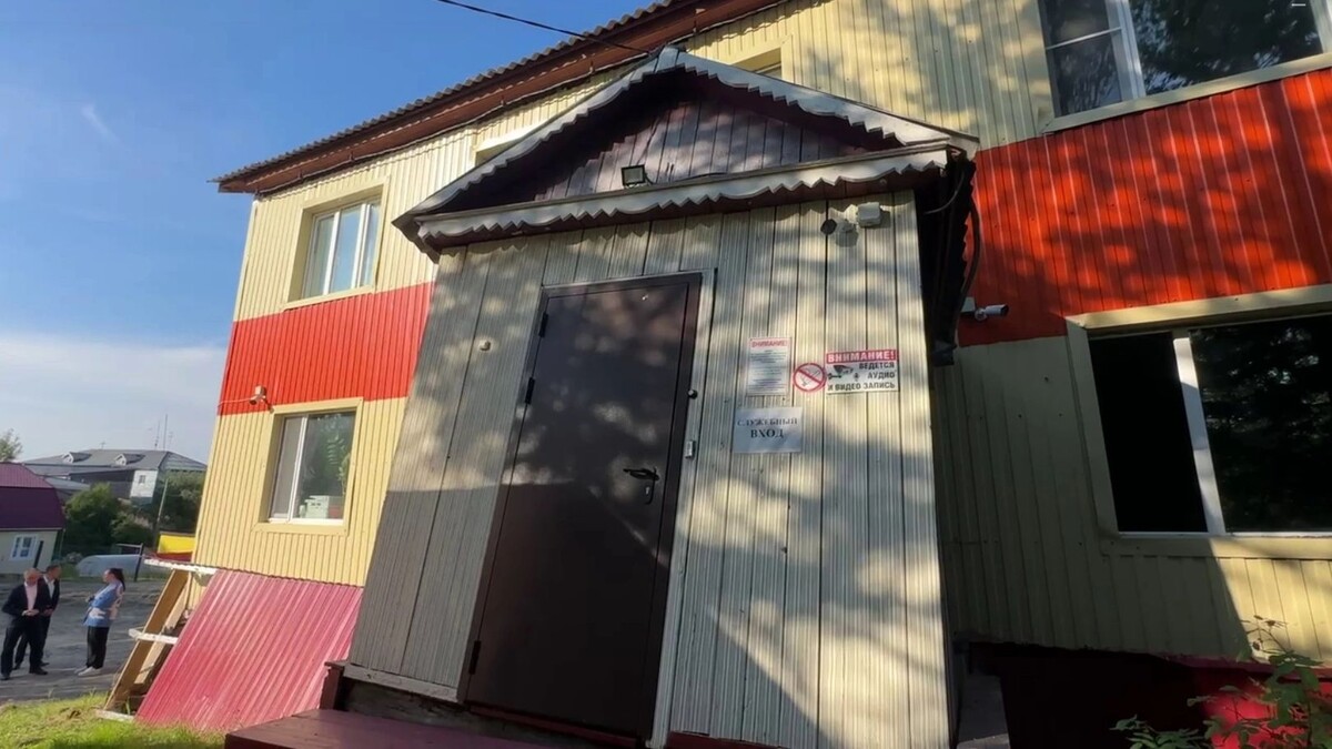    Больница водников в Салехарде сошла со свай утром 26 августа. Фото: Вера Дронзикова / «Ямал-Медиа»