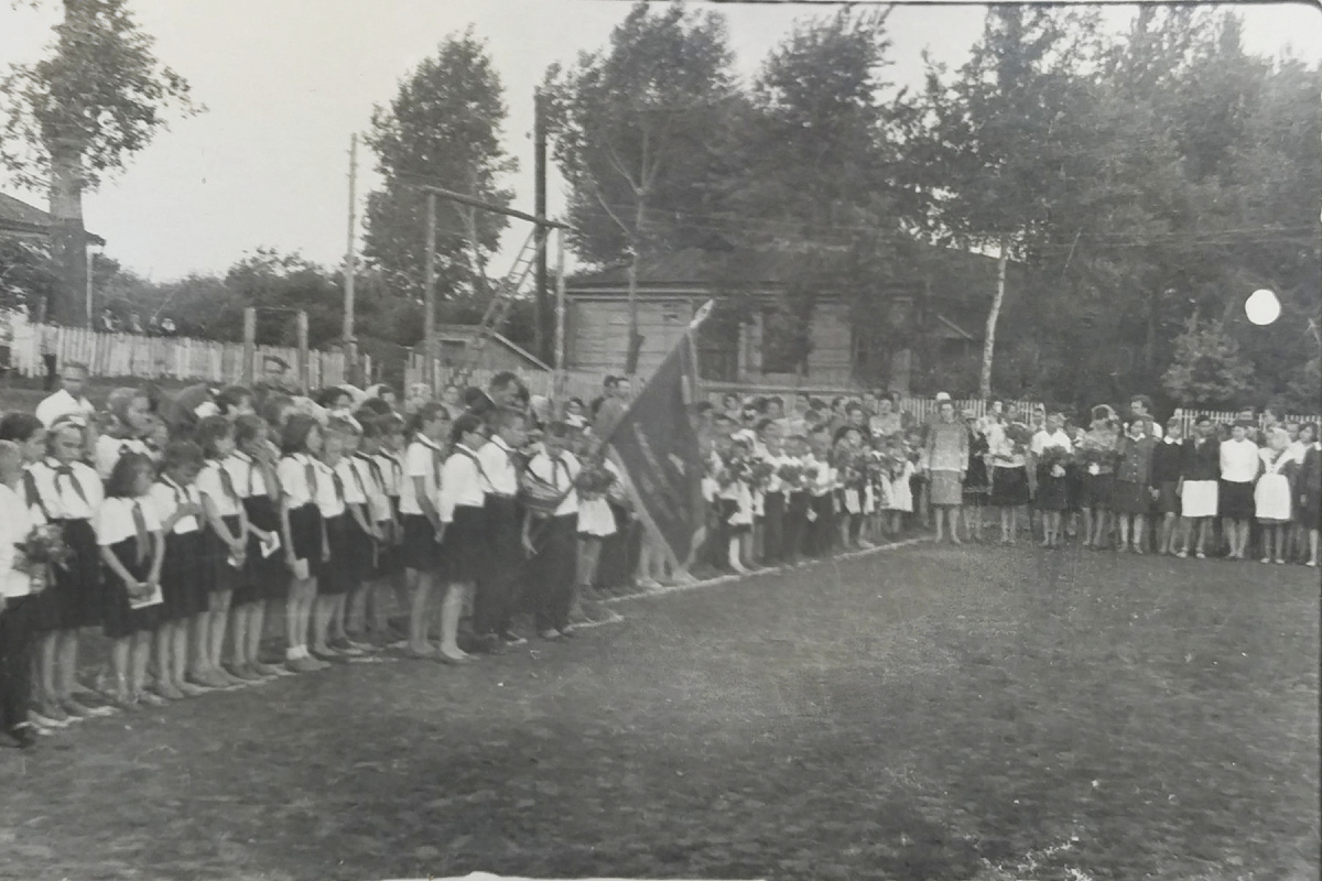 Школьная линейка в селе Воронежской области, 1967 год, 20 век.