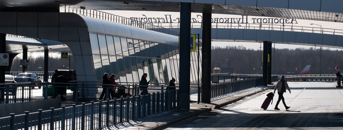    Пассажиры идут к терминалу петербургского аэропорта Пулково. Автор фото: Сергей Ермохин / "Деловой Петербург"