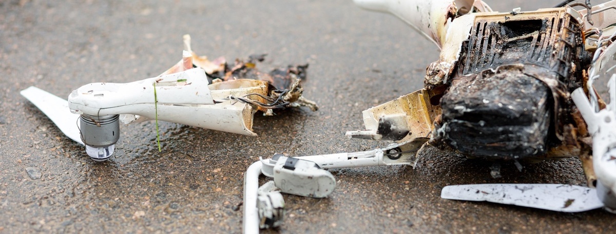    Осколки упавшего БПЛА на земле, стоковое фото для иллюстрации. Автор фото: 1698 / Shutterstock / FOTODOM