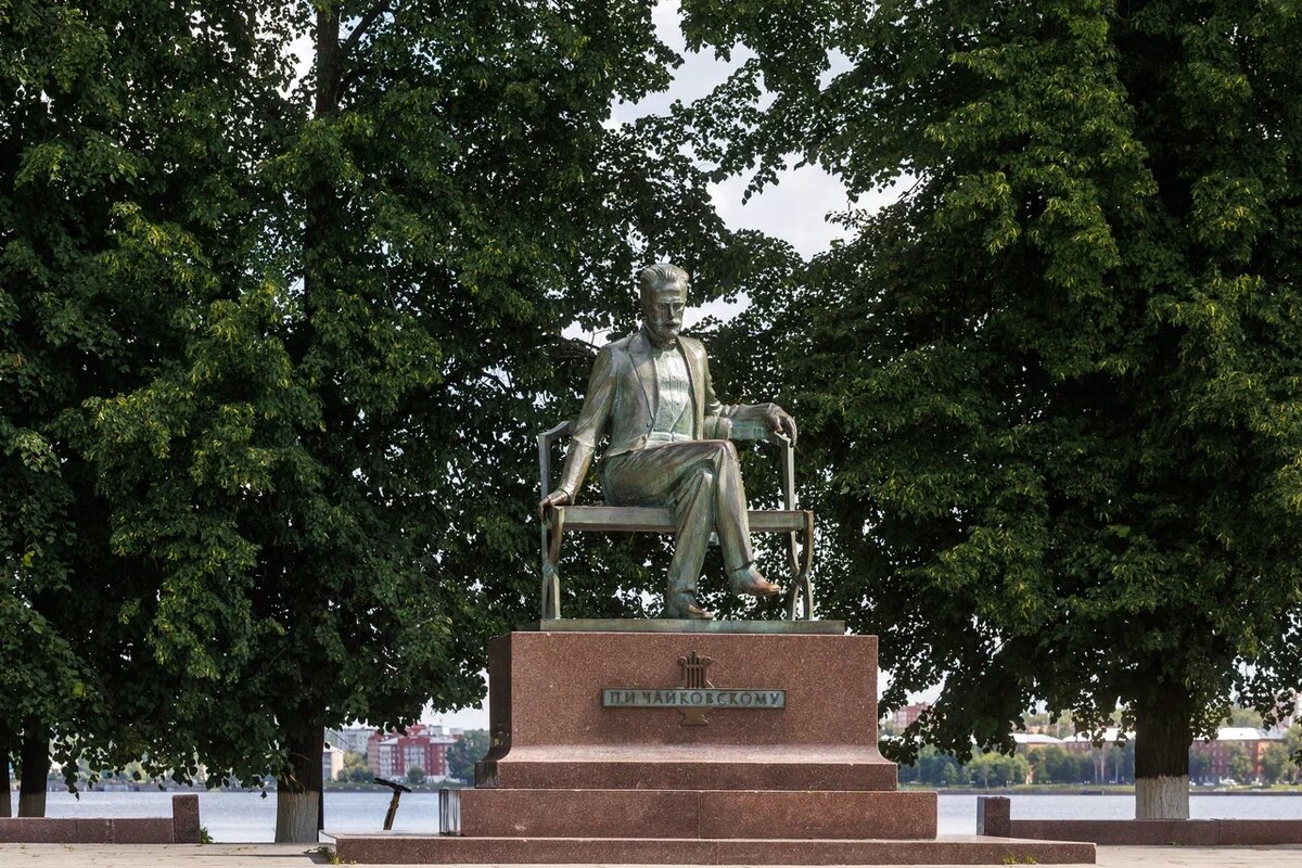 Памятник П. И. Чайковскому в Воткинске