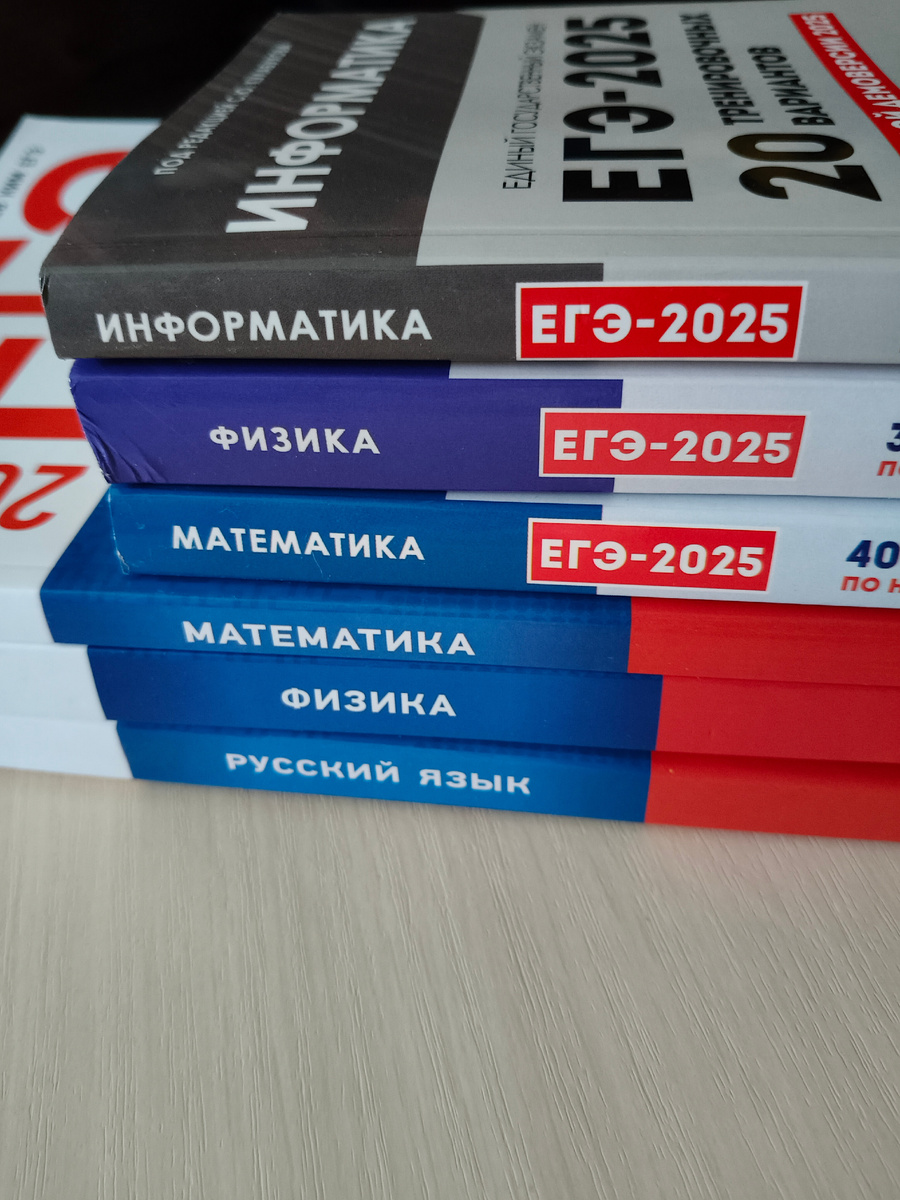 Столько денег ушло на подготовку к ЕГЭ: книги, бумага, ручки, вода. Вода и ручки вообще копейки стоят - школа что-то не проводила акцию "поможем 11-классникам", принесем ручки, бумагу, воду. А что такого? И на выпускной бы скинулись.