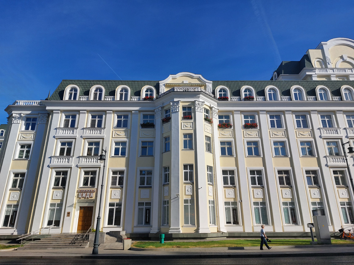 С этого ракурса он уже выглядит как явная игра в классицизм и новизну выдаёт решительно всё.