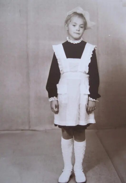 я - первоклассница. Зашли с мамой в фотоателье после Дня знаний)