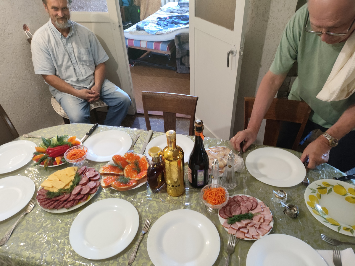 Постепенно стол накрывается