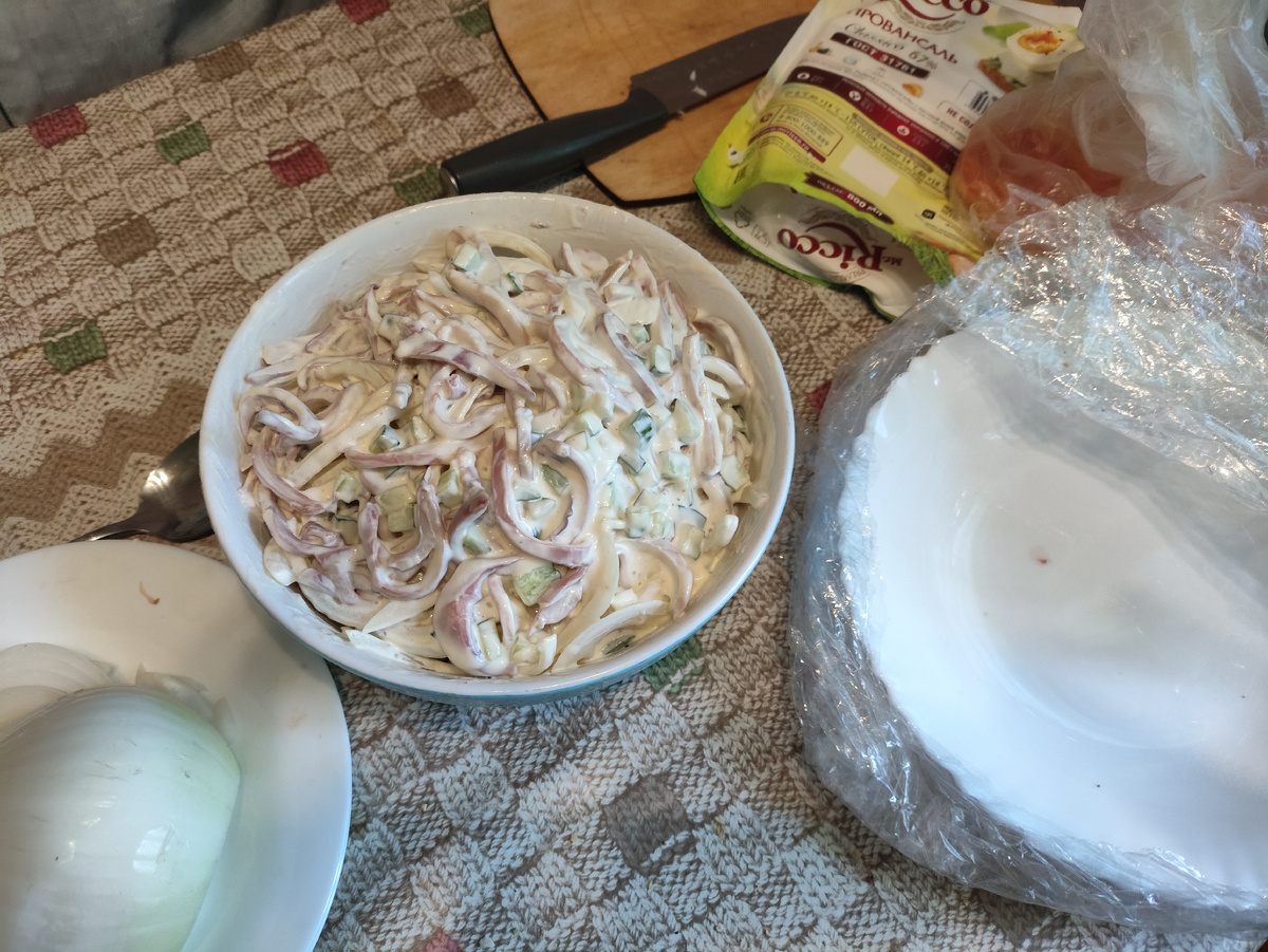 Хозяин салатик из кальмаров сварганил, вкусный.