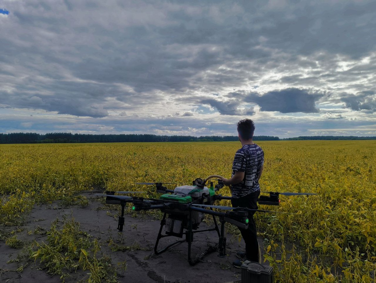 Сельскохозяйственые дроны компании "Агродинамика", работа в поле