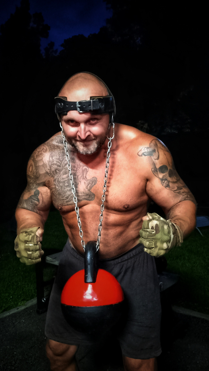 

Занятие спортом — это не просто способ похудеть или накачаться, а ключ к крепкому здоровью, хорошему настроению и долгой активной жизни. Вот почему это так важно:

🔹 Физическое здоровье
Регулярные тренировки укрепляют сердце, сосуды, опорно-двигательный аппарат. Они снижают риск диабета, гипертонии, остеопороза и даже некоторых видов рака. Движение улучшает обмен веществ и иммунитет — организм лучше сопротивляется болезням.

🔹 Психическое здоровье
Физическая активность стимулирует выработку эндорфинов — «гормонов счастья». Это помогает бороться со стрессом, тревожностью и депрессией. После тренировки мозг работает чётче: улучшается концентрация, память и креативность.

🔹 Энергия и сон
Кажется парадоксальным, но движение даёт энергию, а не тратит её. Люди, которые занимаются спортом, реже чувствуют усталость. А ещё спорт помогает быстрее засыпать и глубже спать.

🔹 Дисциплина и уверенность
Каждая тренировка — это маленькая победа над собой. Со временем это формирует привычку к дисциплине, которая помогает и в работе, и в личной жизни. Достижение целей (например, пробежать 5 км или подтянуться 10 раз) повышает самооценку.

🔹 Профилактика сидячего образа жизни
Если ты проводишь много времени за компьютером или в телефоне, спорт — лучший способ компенсировать это. Даже 30 минут ходьбы в день снижают риски, связанные с гиподинамией.

Как начать?
Начни с малого: 10–15 минут в день — прогулка, зарядка, танцы под музыку.

Выбери то, что нравится: йога, бег, плавание, велосипед, танцы, фитнес — главное, чтобы было в удовольствие.

Ставь реальные цели: например, «ходить 5000 шагов в день» или «делать зарядку 3 раза в неделю».