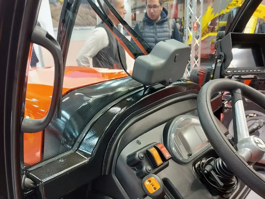 Гладкая поверхность SLS-деталей идеальна для финальных моделей, которые Mechinno демонстрирует клиентам — окрашенные детали с Fuse практически неотличимы от окружающих их литых под давлением пластиков.
