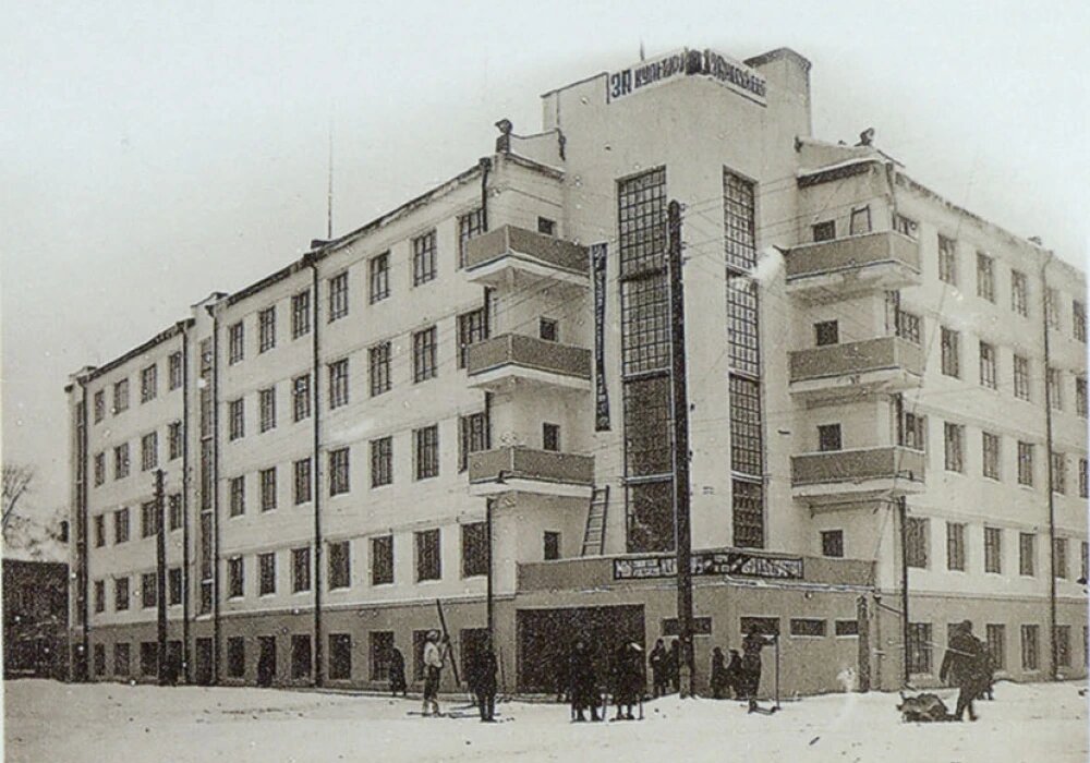    "Пятихатка" – первая пятиэтажка в Томске, © Из книги "Томск история города в иллюстрациях, 1604-2004"