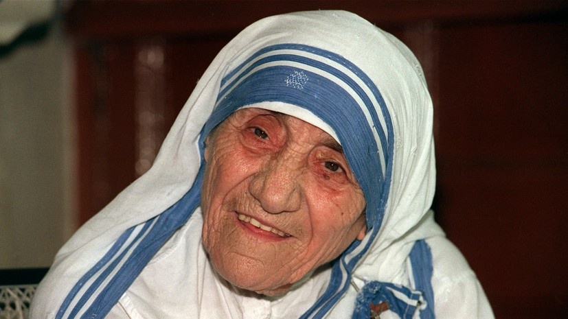     Мать Тереза (имя при рождении — Агнес Гондже Бояджиу) родилась в городе Ускюб Османской империи (ныне Скопье, столица Северной Македонии) в семье совладельца крупной строительной компании. Её родные уделяли большое внимание благотворительности globallookpress.com Tim Brakemeier