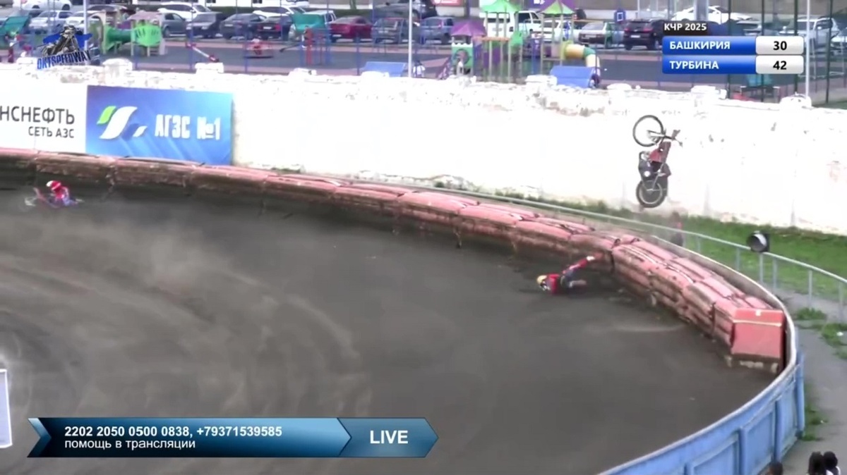    Мотоцикл гонщика вылетел на зрителей во время соревнований по спидвею в Башкирии