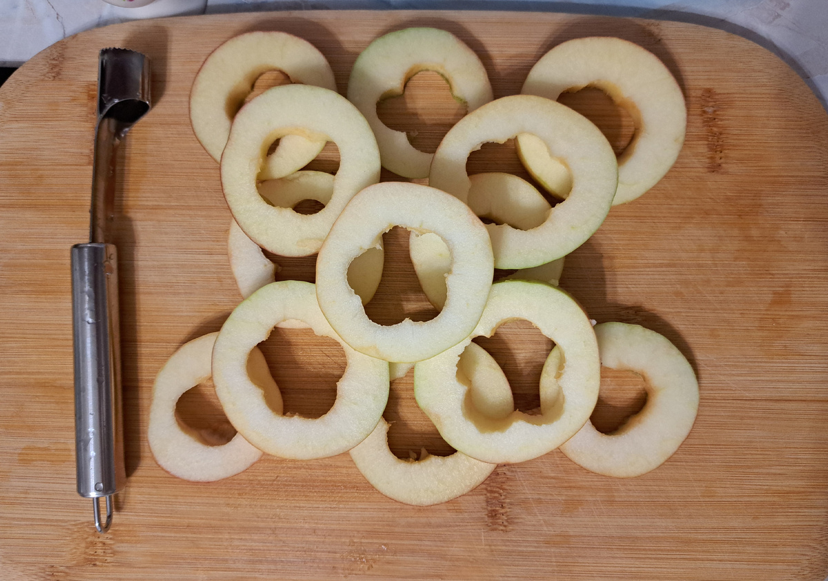 Формируем кольца с помощью ножа для удаления сердцевин яблок