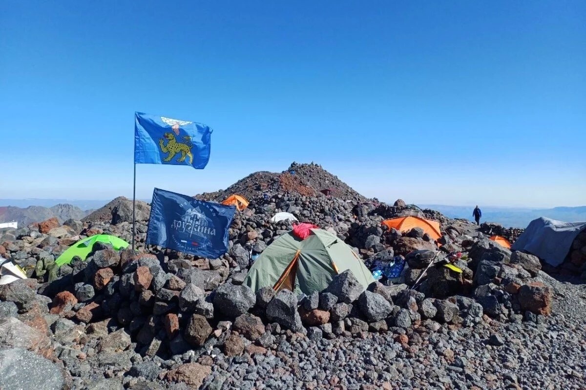    Псковский дружинник вместе с сыном и тренером поднялись на вершину Эльбруса