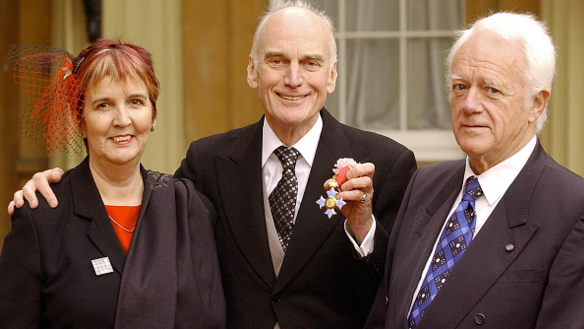    Джайлз Хавергал (посередине) с Анной Стаплетон и Робертом Макдональдом. Фото: gettyimages