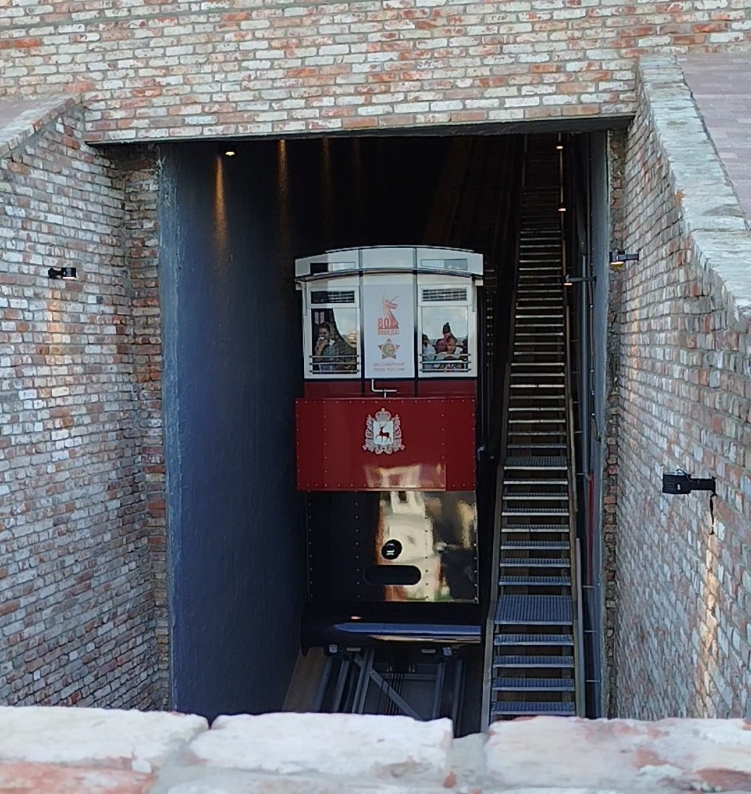 Вагончики фуникулера сделаны в историческом стиле. Они соответствуют облику первоначальных вагончиков, которые работали в конце XIX-XX веков.