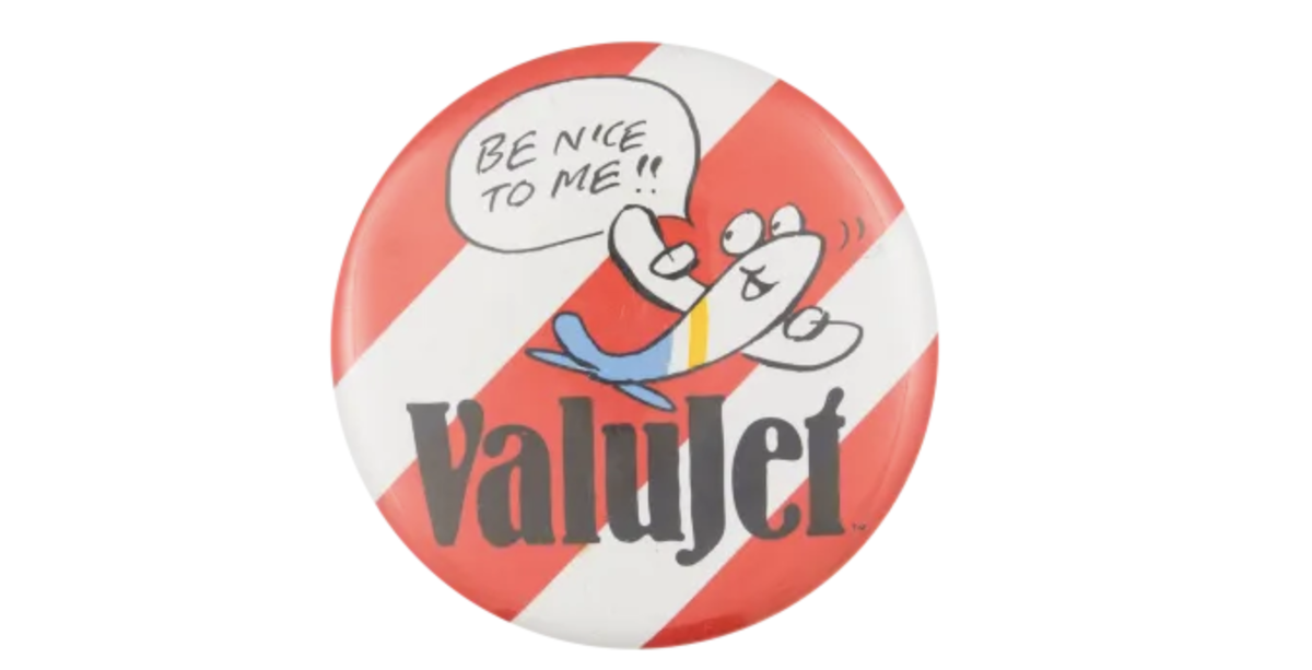 Одним из фирменных товаров ValuJet была эта немного странная на вид пуговица. Она предназначалась для несовершеннолетних без сопровождения взрослых, но сегодня представляет скорее символический интерес. (Музей пуговиц Busy Beaver)