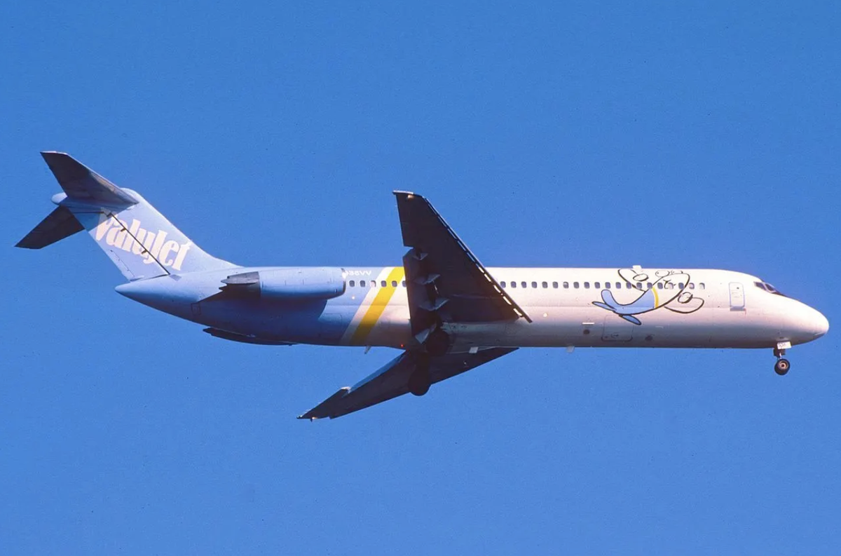 
Самолёт ValuJet DC-9 в полёте. Мультяшный самолёт был известен под названием «Криттер», которое также служило позывным авиакомпании. (Aero Icarus, Wikimedia)
