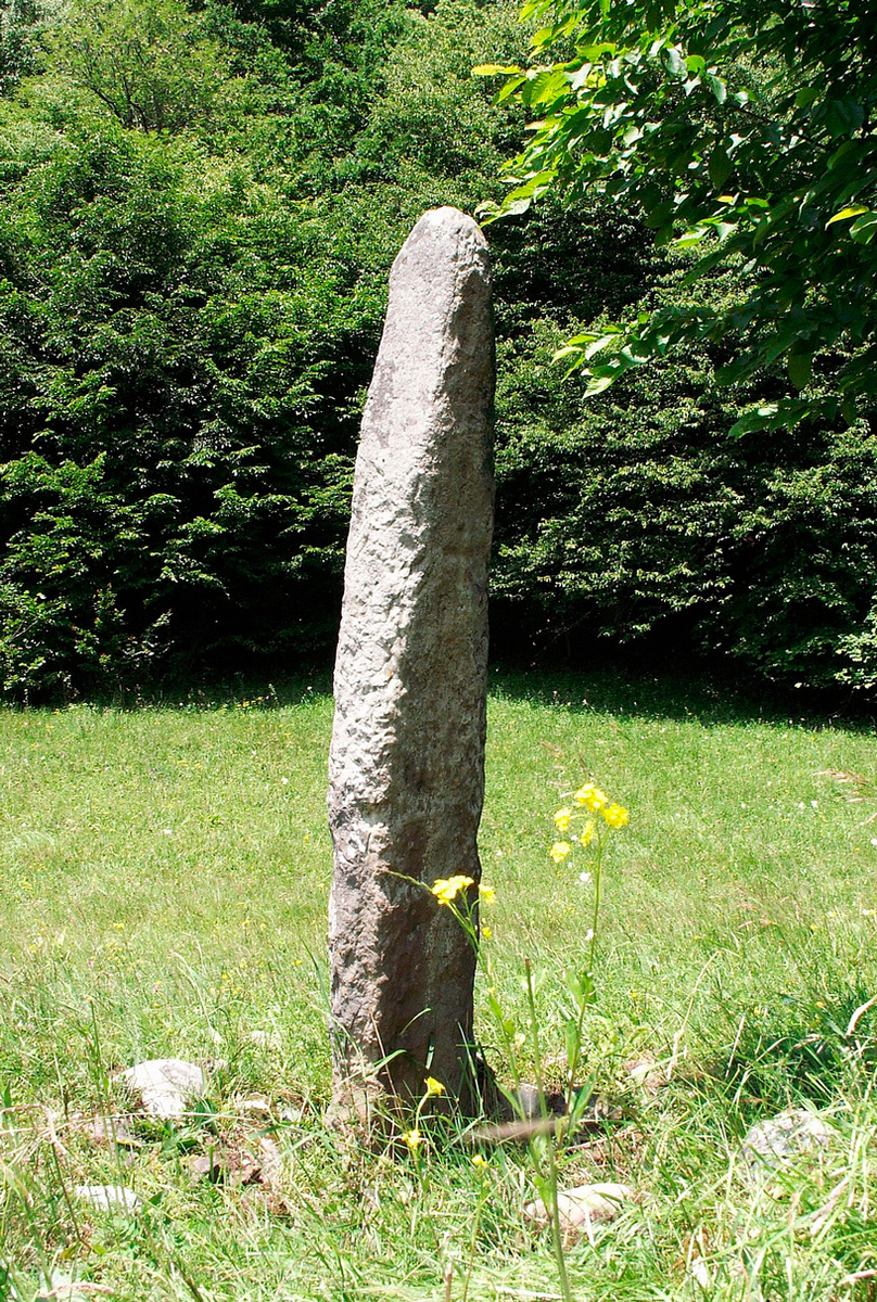 Гранит, в котором как будто выдавлен контур меча