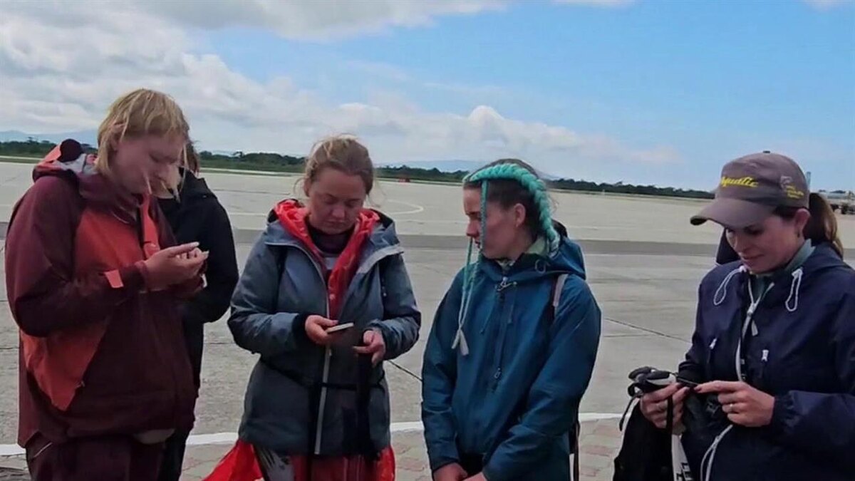 Спасённые участницы похода.  фото: картинки яндекс.