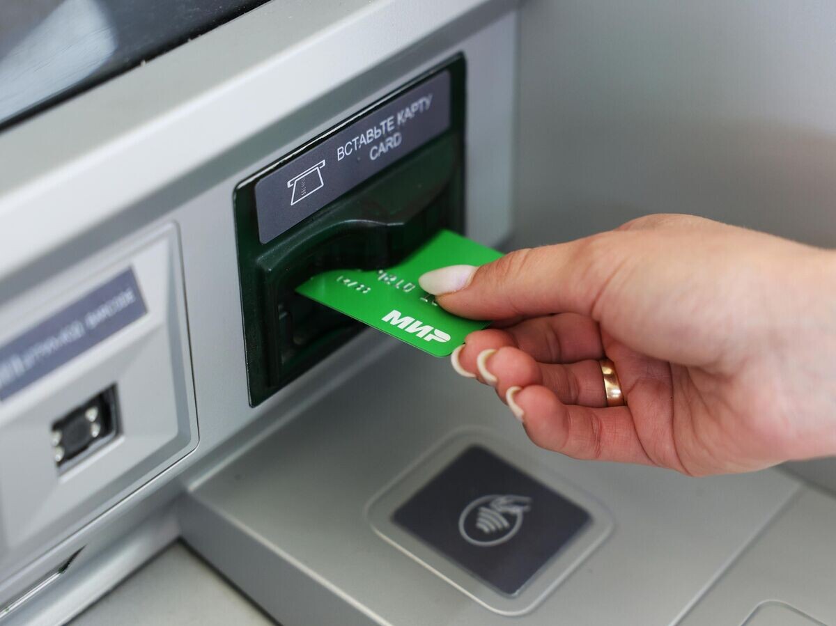    Девушка у банкомата "Сбера"© РИА Новости / Сергей Аверин