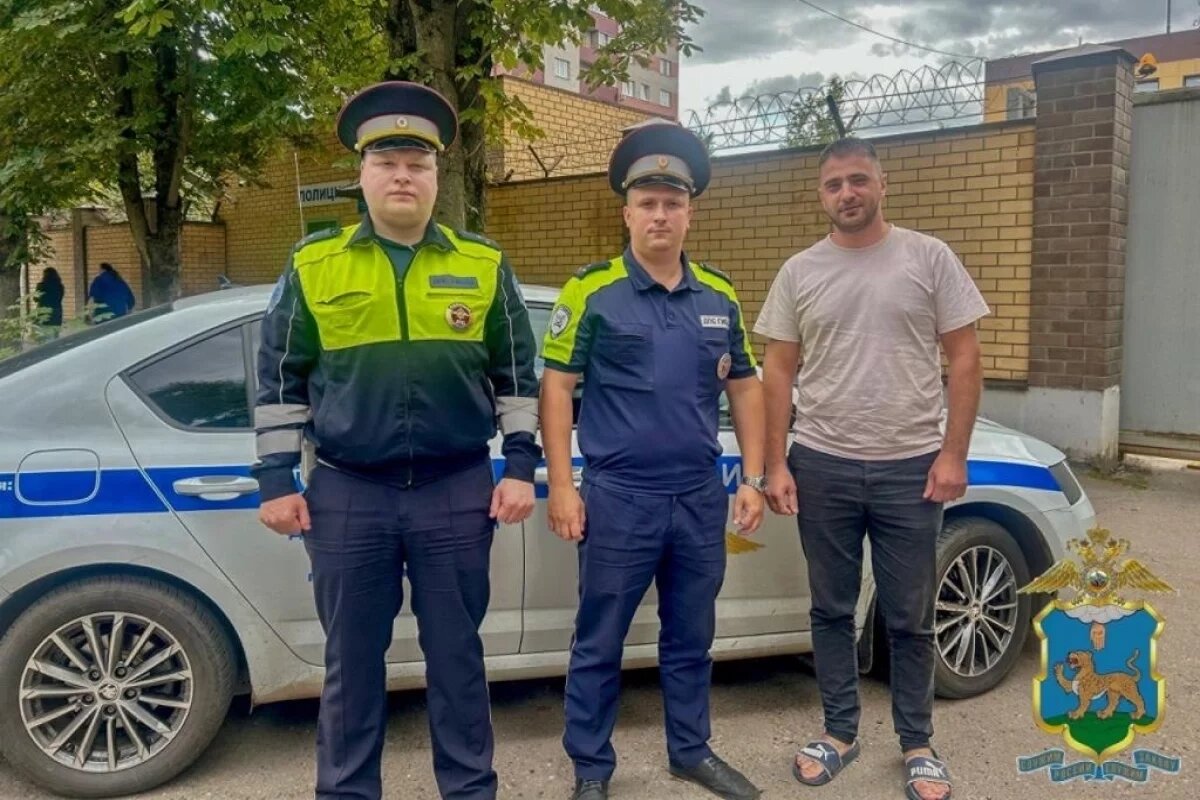    Бдительный таксист помог пресечь попытку обмана пенсионерки из Великих Лук