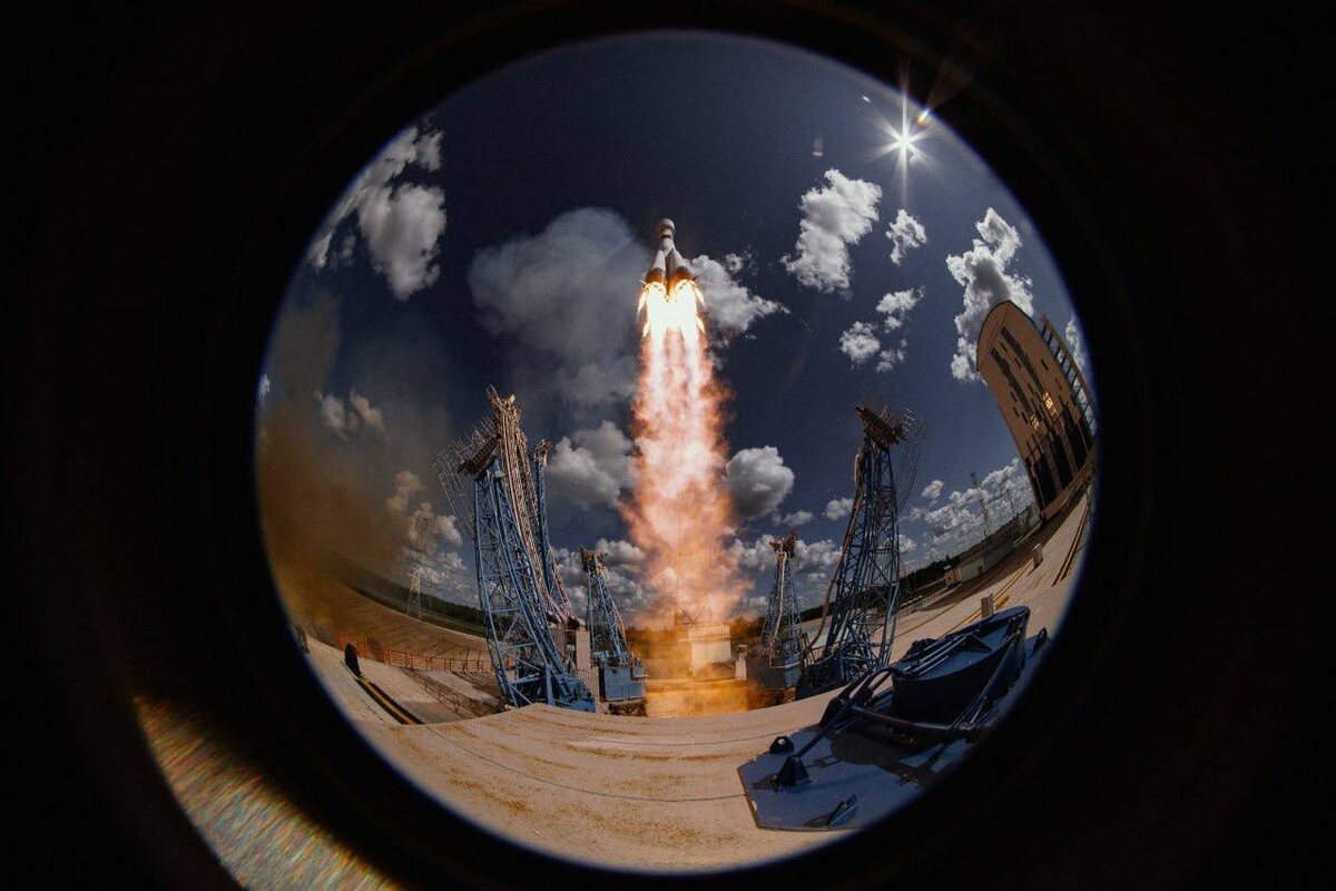   Запуск ракеты «Ионосфера» с космодрома Байконур