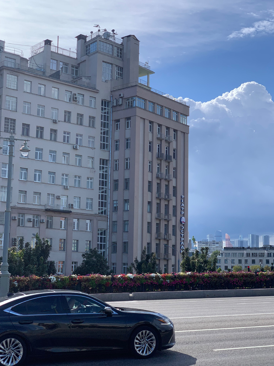 Дом на набережной и почти черный воронок)