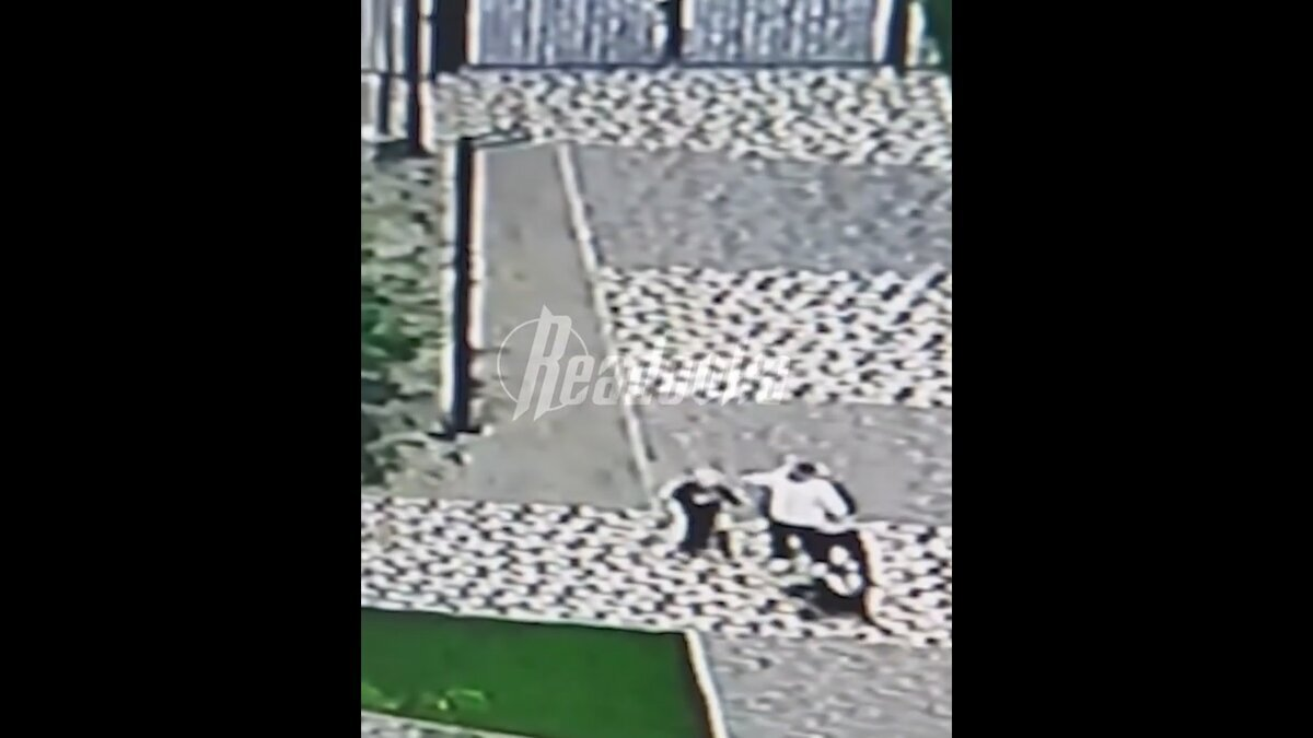 Василий в белом с детьми возле подъезда делает замечание выбросившему окурок