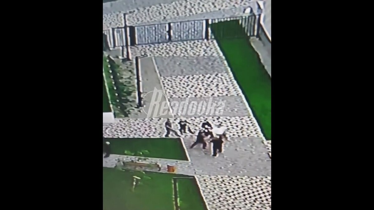 Василий успешно отбивает атаки нападавших