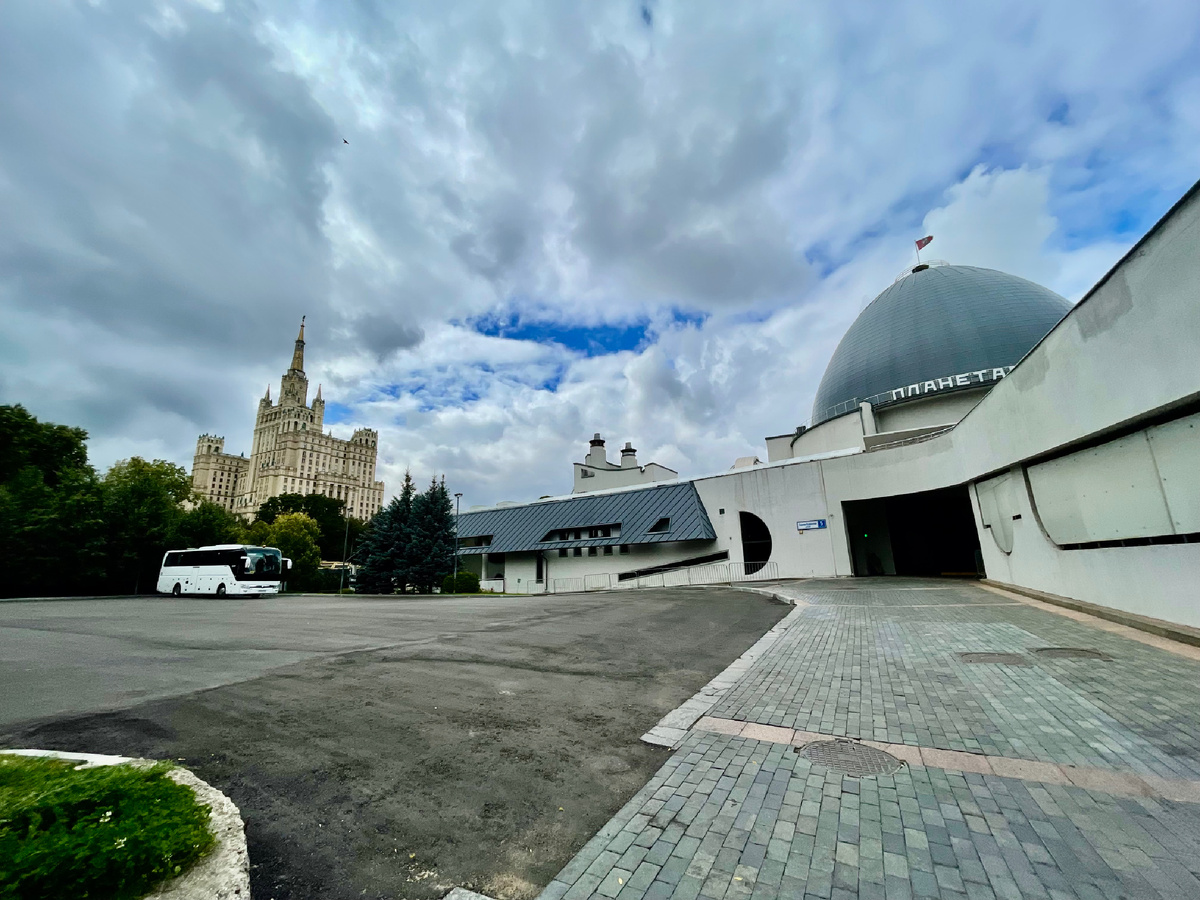 Планетарий. Вдали высотка на Баррикадной