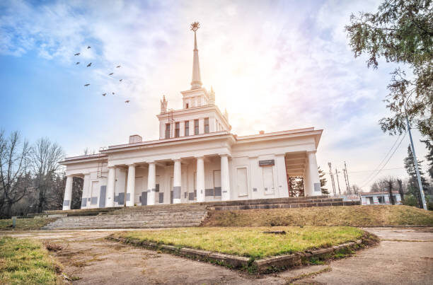 Станционное здание, построенное в сталинским ампире, тоже думали включить в музей-заповедник!