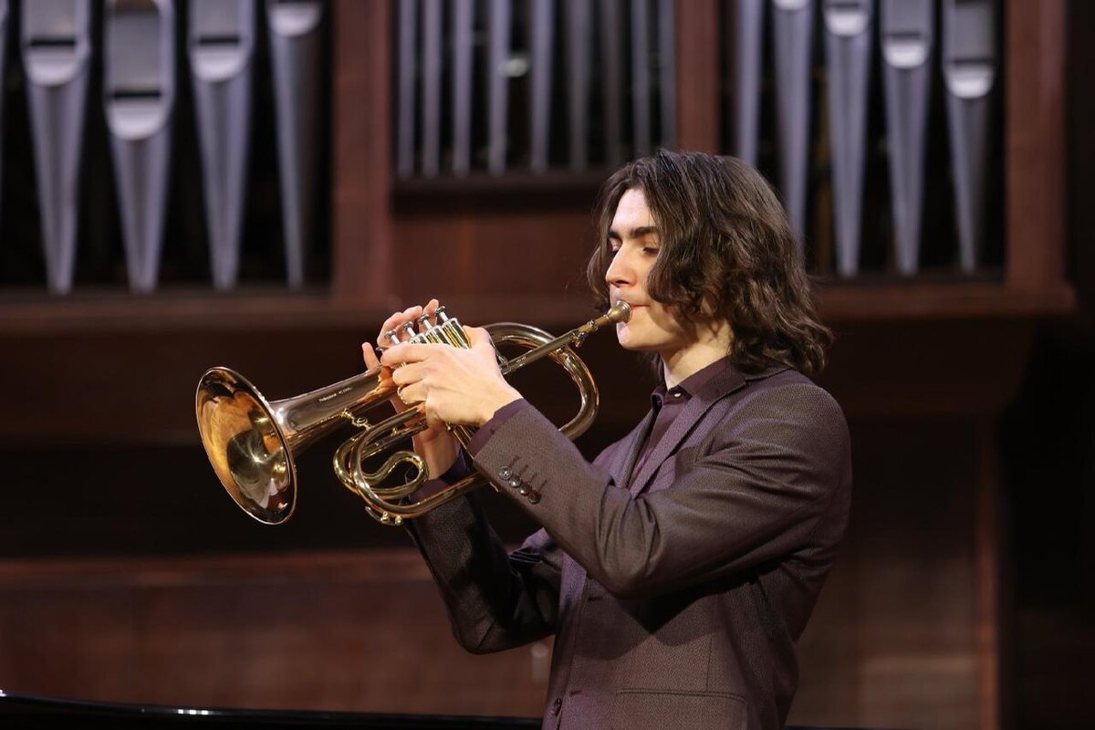 Трубач Ильяс Невретдинов играет на французском четырëхклапанном флюгельгорне фирмы «Antoine Courtois»