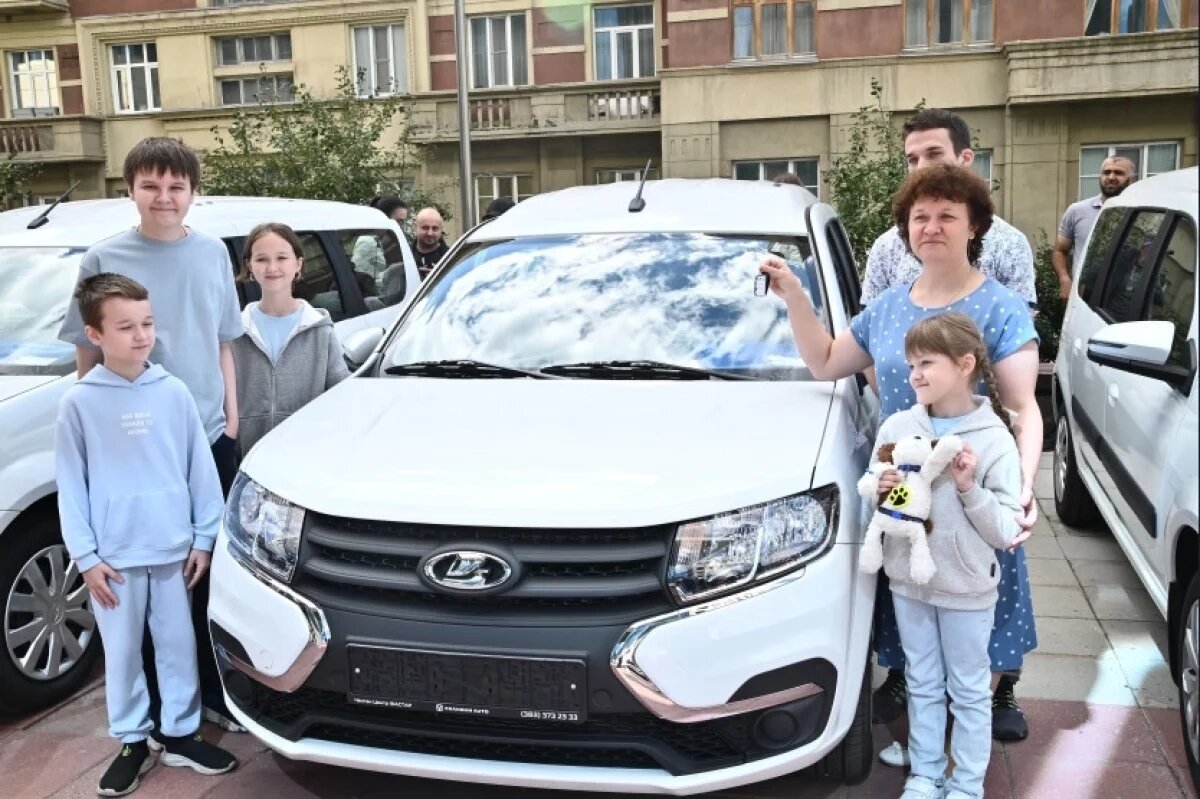    Губернатор Травников вручил ключи от новых автомобилей многодетным семьям