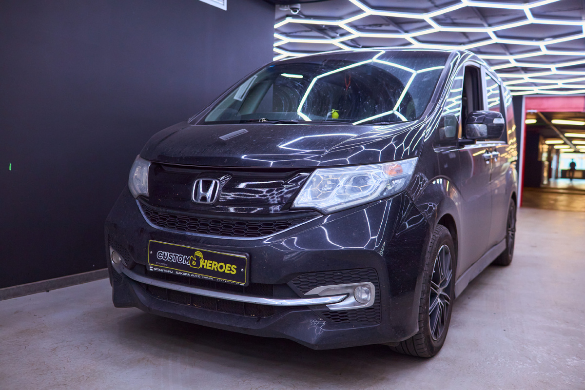 Источник фото: https://custom-heroes.ru/raboty/vid-uslugi/avtozvuk/honda-stepwgn-5-novaya-multimedia-i-udobstvo-dlya-vsey-semi/