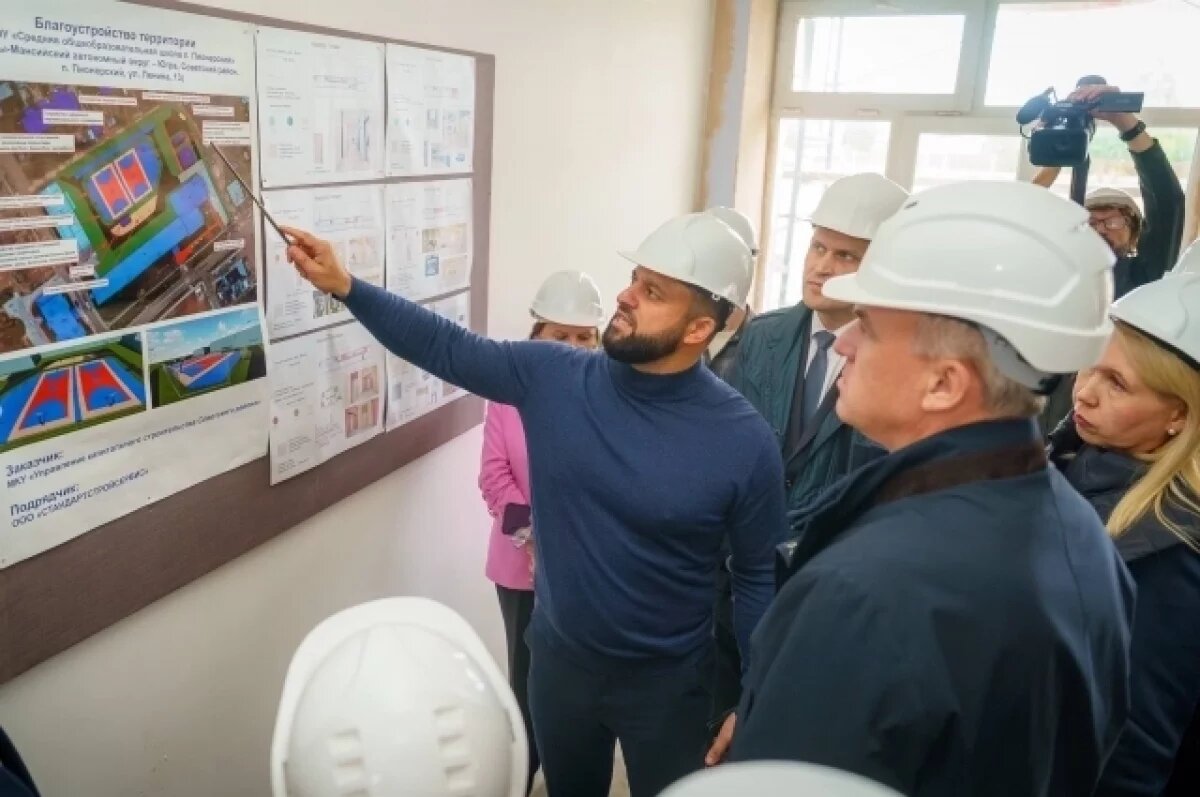    Главе региона показали, где строят новые обьекты.