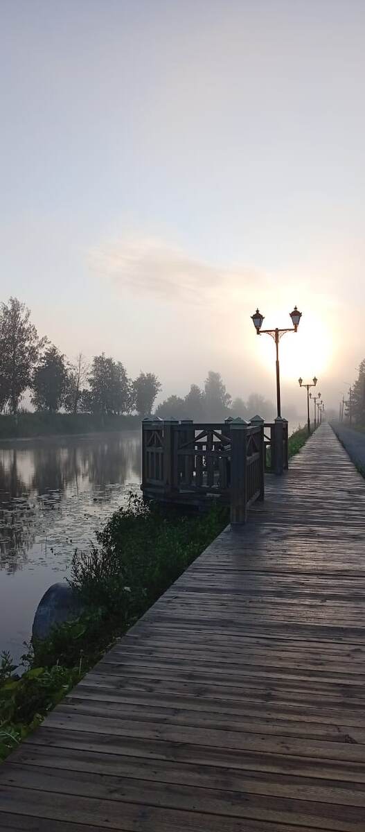 Остатки тумана на набережной...