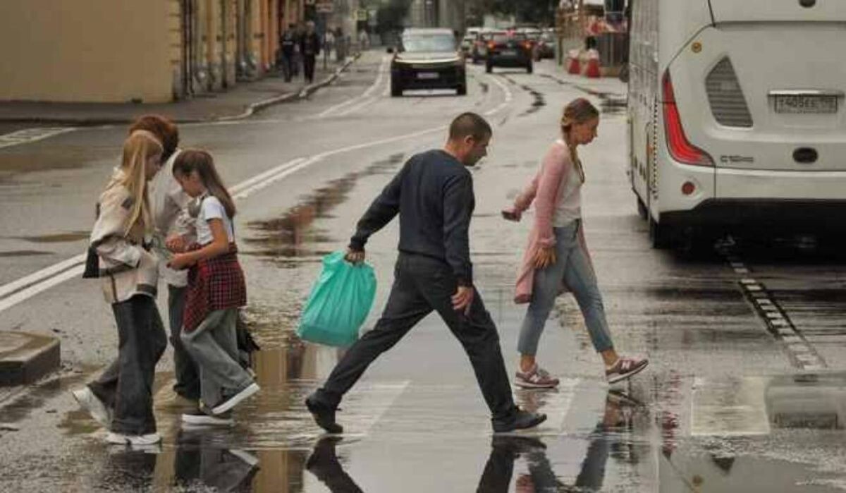     Люди идут в Петербурге. Источник: fontanka.ru Автор фото: Михаил Огнев