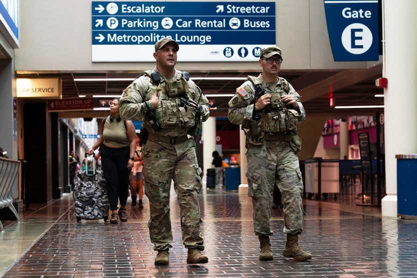 Члены Национальной гвардии патрулируют станцию Юнион 24 августа в округе Колумбия Фото: Jose Luis Magana / AP / TASS