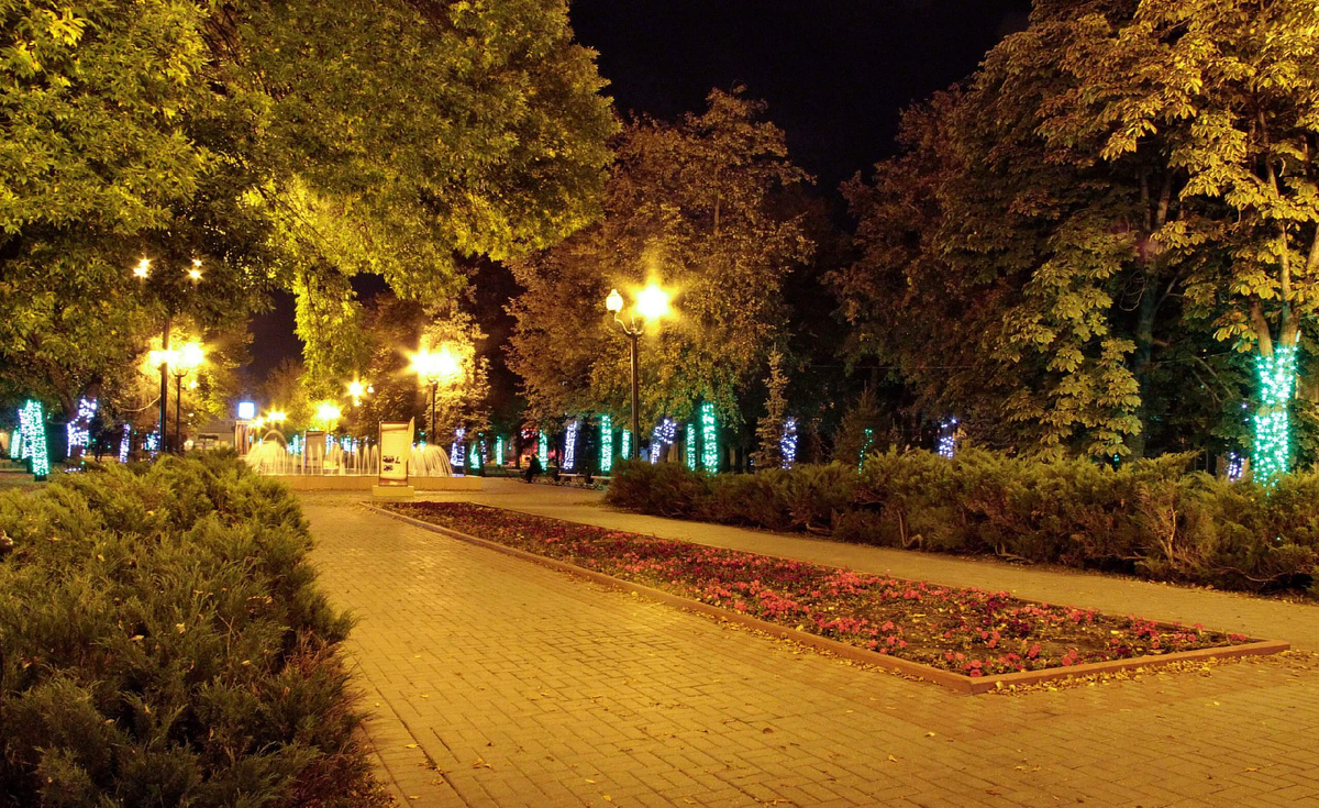 Сквер Петрова. Авторство: Dmitry9568. Собственная работа, CC BY-SA 4.0, https://commons.wikimedia.org/w/index.php?curid=62756364