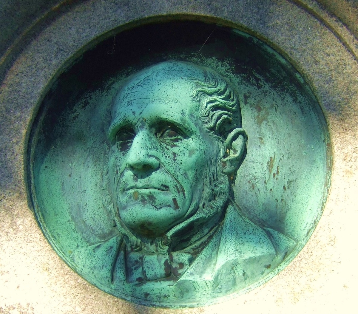 Бронзовый портрет Александра Макдональда на его надгробии.