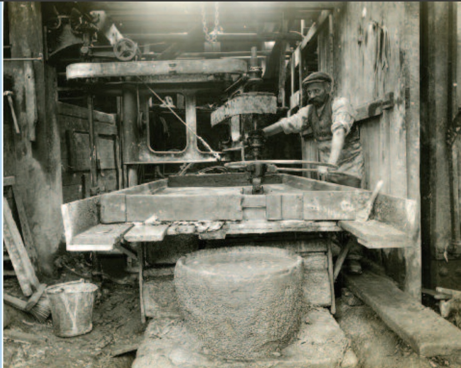 Станок для обработки гранита, около 1910 года.