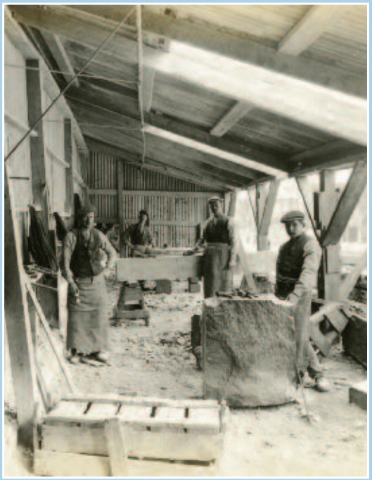 Каменщики за работой с гранитом, около 1910 года.