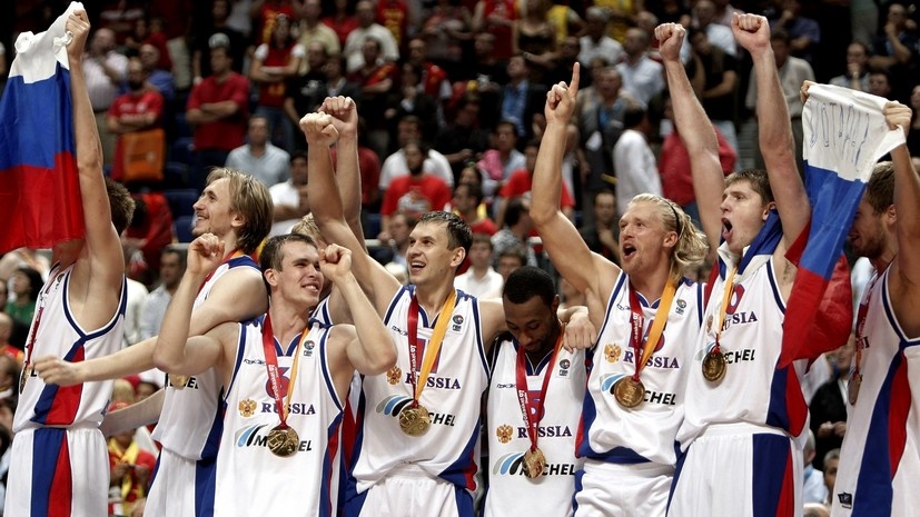     Баскетболисты сборной России после победы на Евробаскете 2007 года Gettyimages.ru Jasper Juinen / Staff