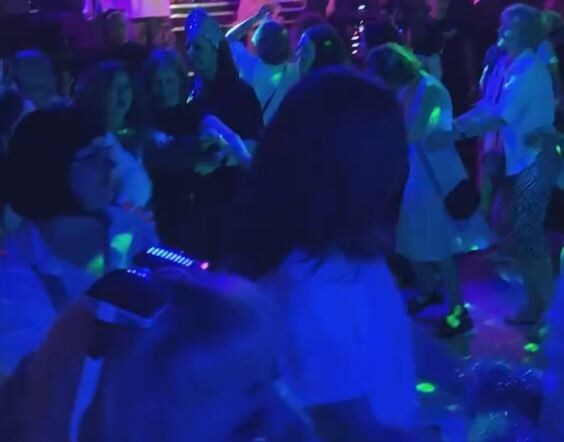 Скриншот видео от подписчицы. 26.07.2025, ПМ-бар, взявшиеся за талию женщины водят круговые хороводы под "Ламбаду".
